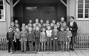 1955_schulhof_02_hp 1. klasse